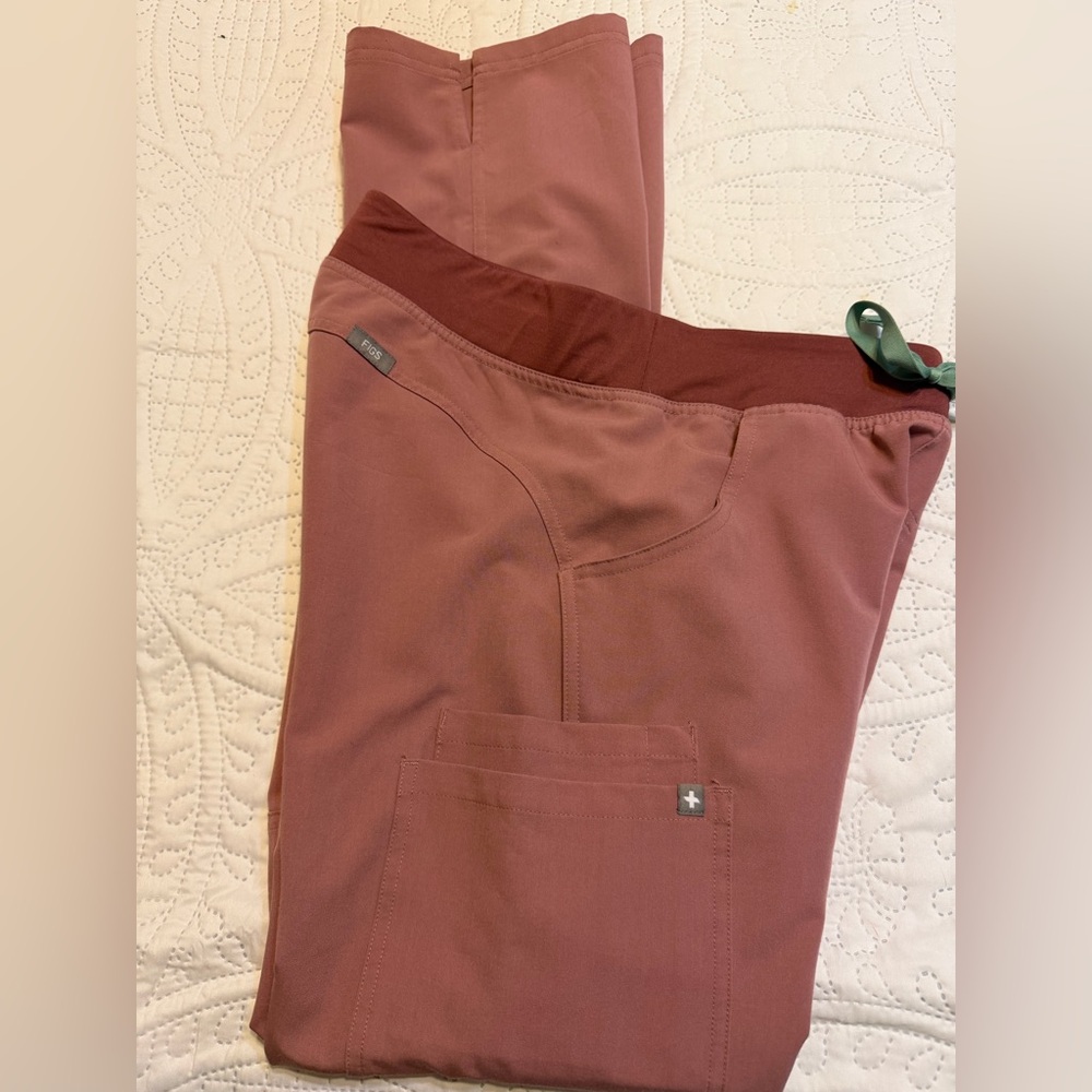 Figs Scrubs Women's Kade Cargo Pants in Mauve - Picture 4 of 7